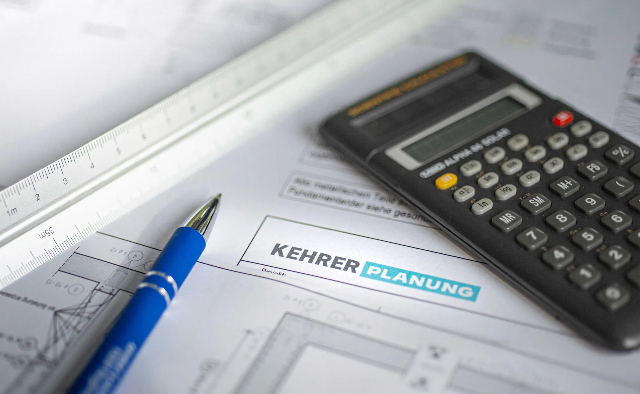 Stift und Taschenrechner auf Papier mit Kehrer Plan GmbH Logo