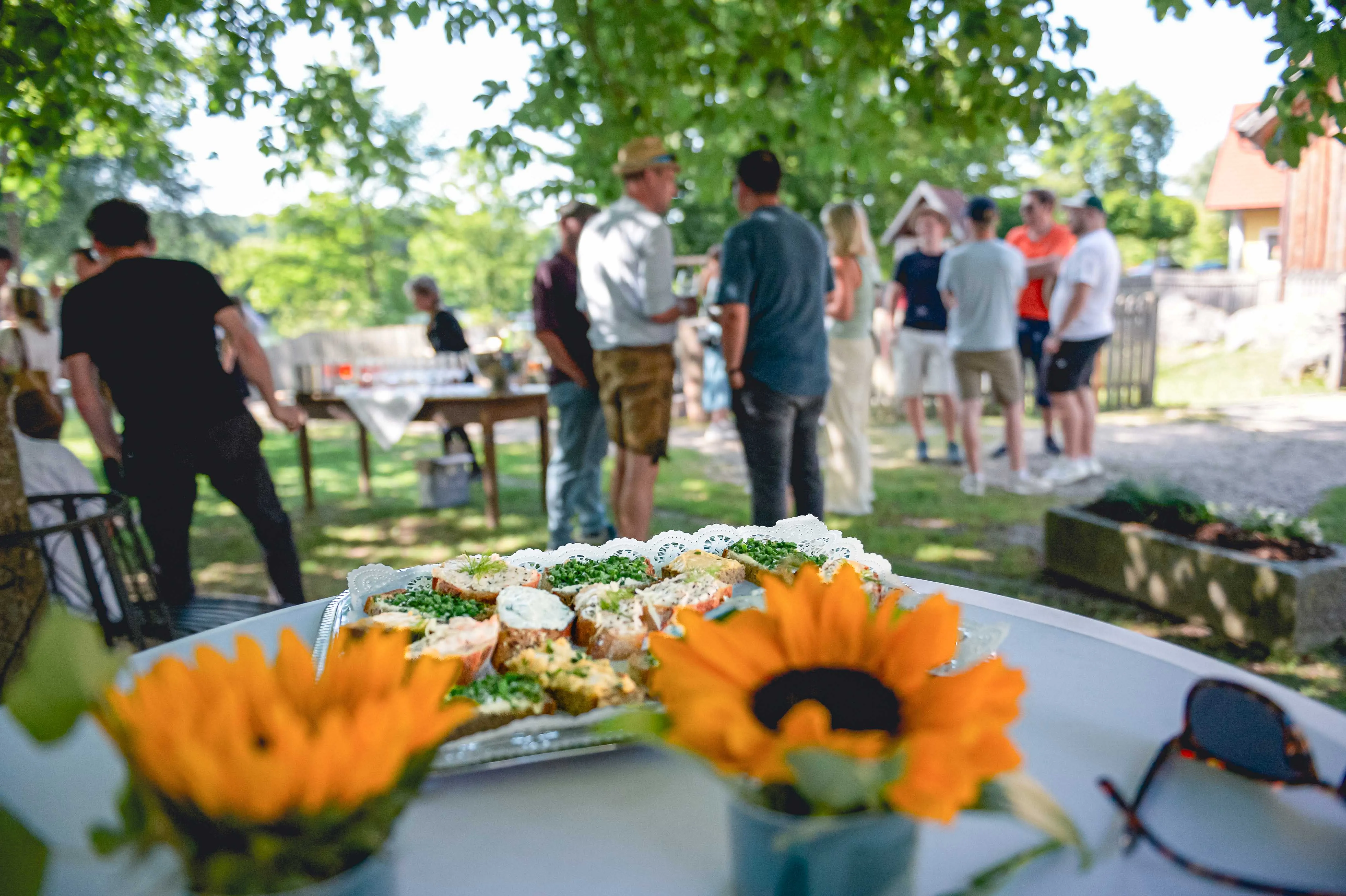 Mehrere Personen bei Feier in ländlichem Ambiente