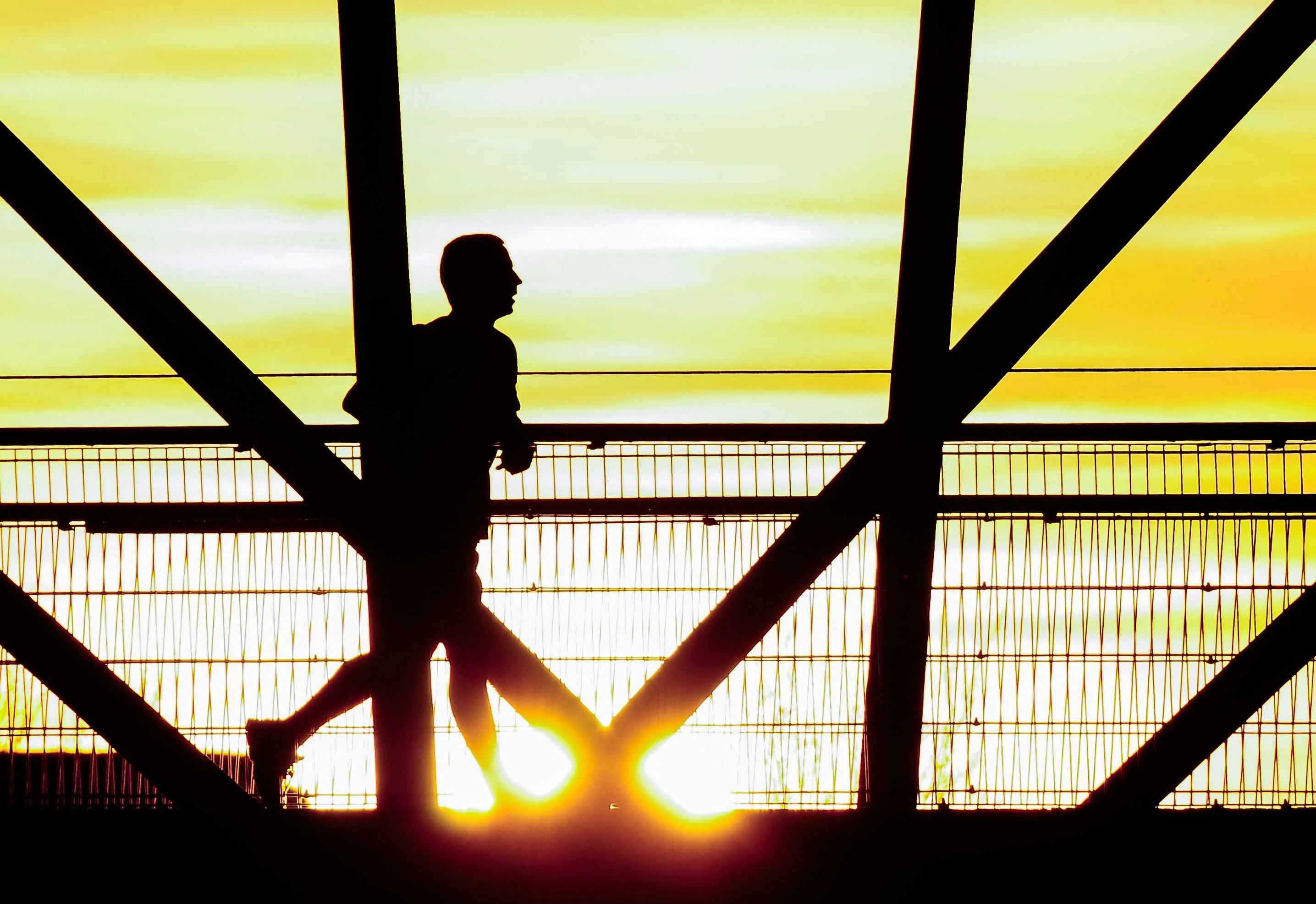 Mann beim Joggen im Sonnenuntergang