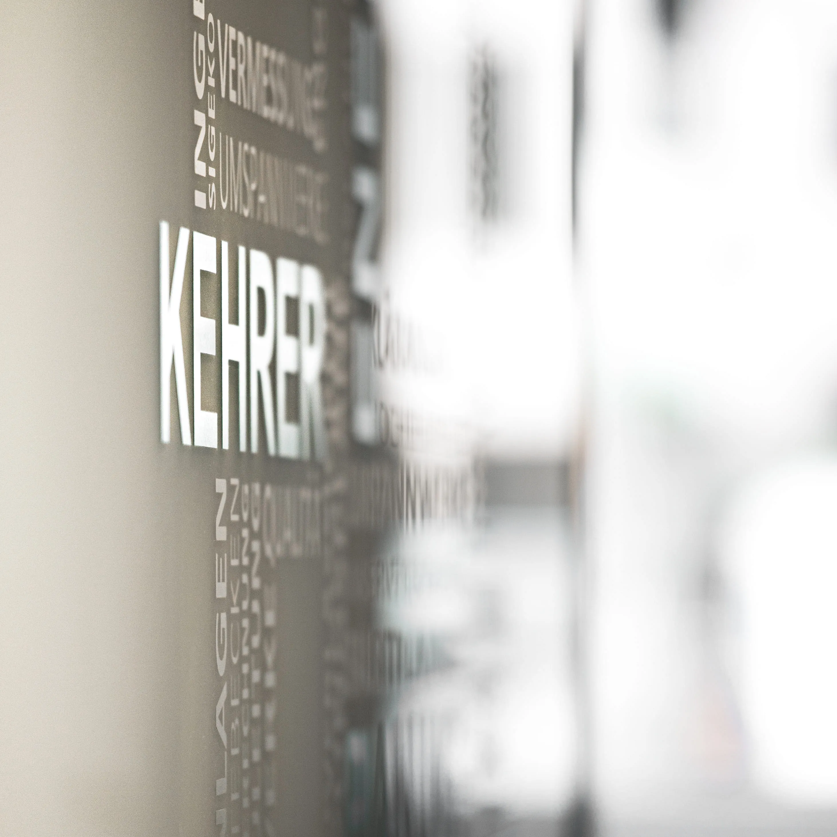 Kehrer Planung GmbH Logo auf Wand
