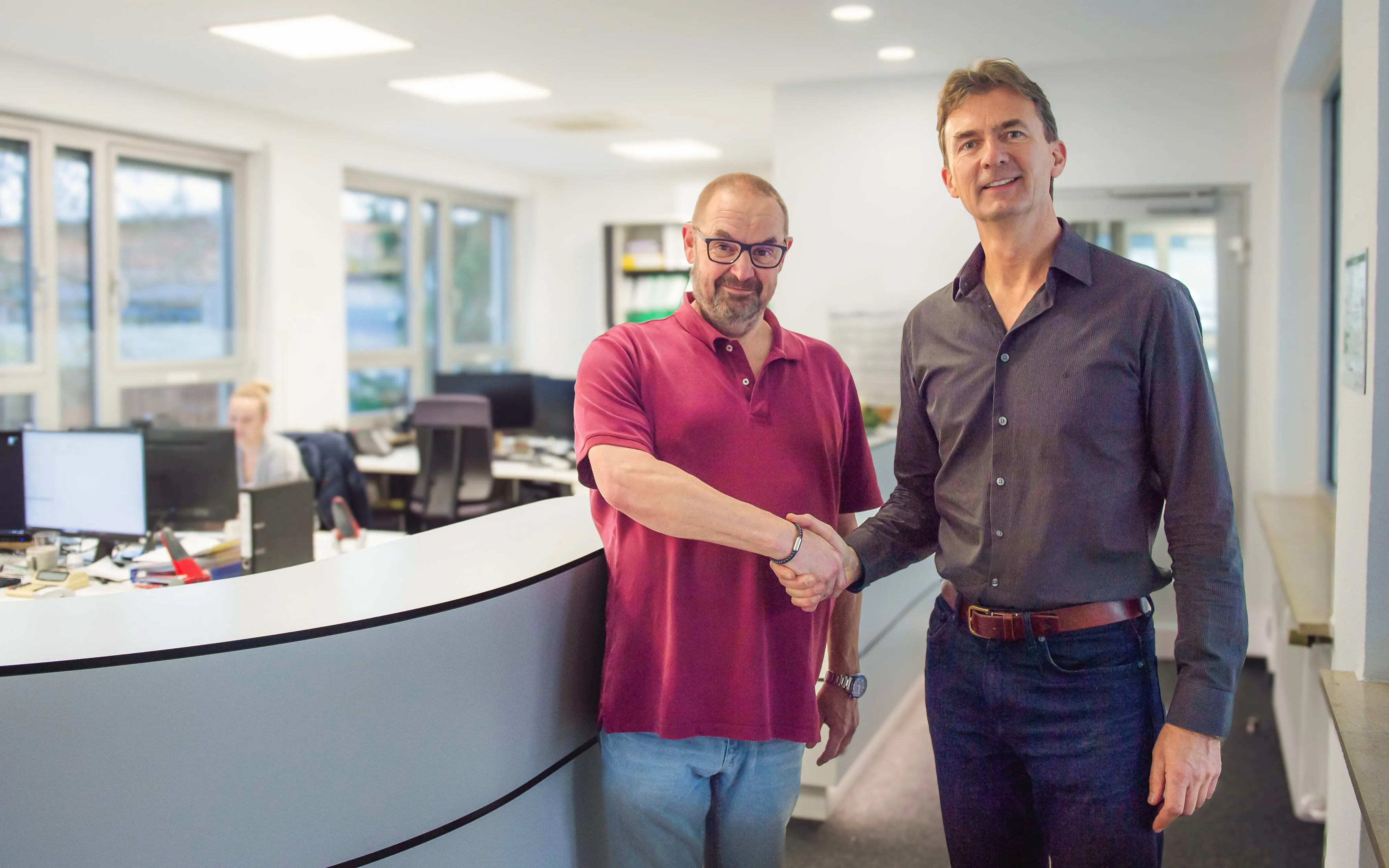 Oberbauleiter Peter Dobmeier handschüttelnd mit Otto Kehrer